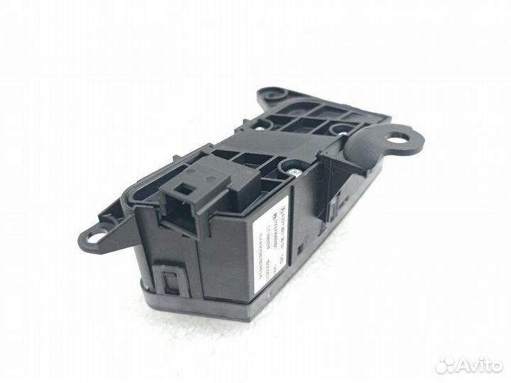 Кнопка центрального замка передняя левая