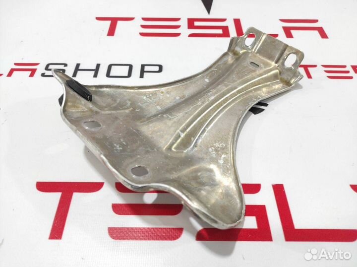 Кронштейн крепления стеклоочистителя Tesla Model X