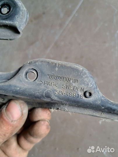 Накладка крышки багажника Volvo S40