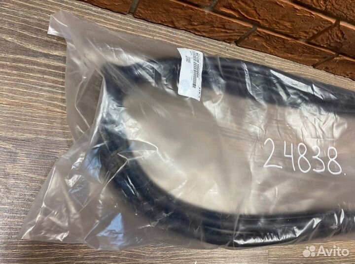 Уплотнитель двери передней правой Kia Rio 4 2017+