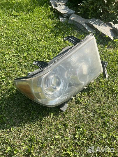 Фара правая toyota tundra