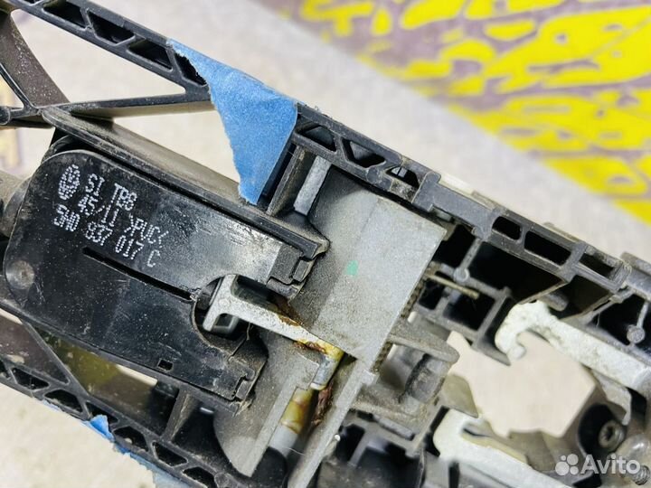 Кронштейн ручки двери передней левой Skoda Yeti