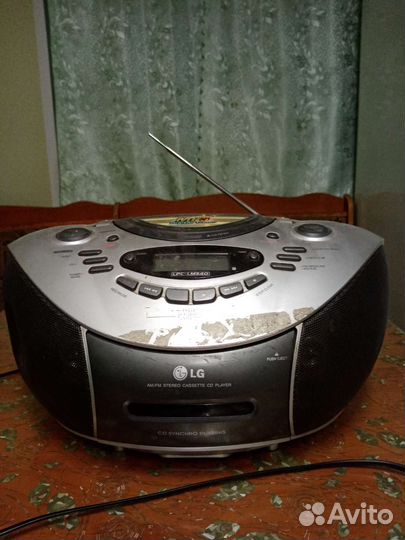 Магнитофон, проигрыватель CD, радио приёмник