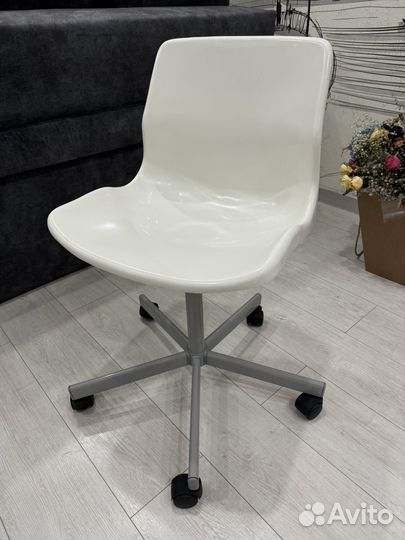 Компьютерное кресло белое
