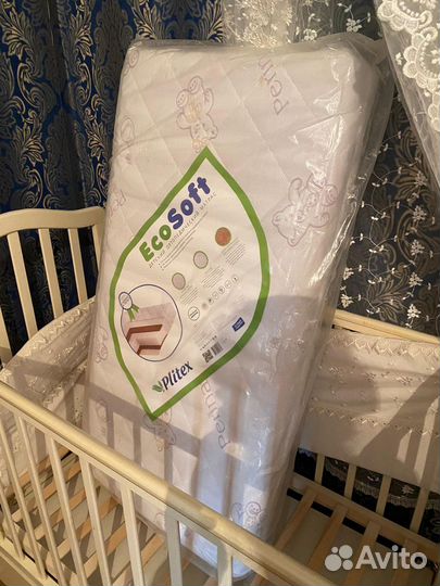 Детская кровать и шкаф