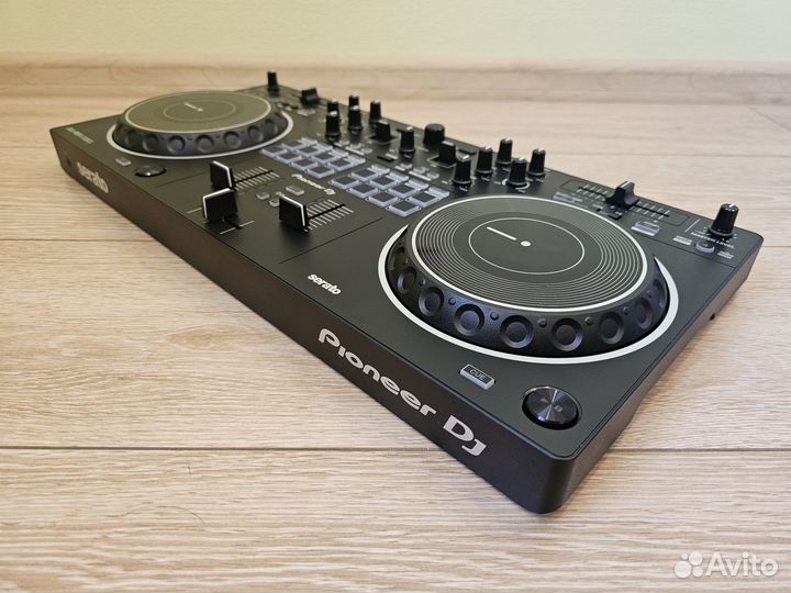 DJ-контроллер Pioneer DDJ-REV1