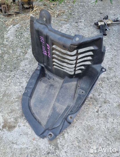 Подкрылок правый