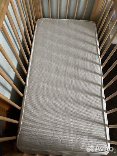 Детская кроватка с маятником и ящиком