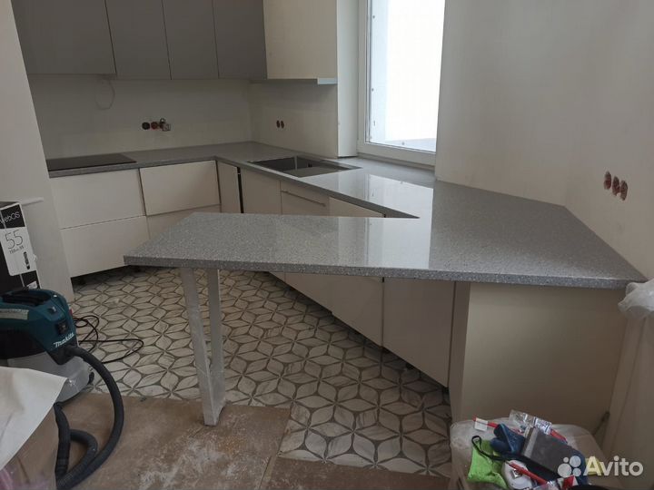 Столешница с барной стойкой из камня Hi-Macs м/р2