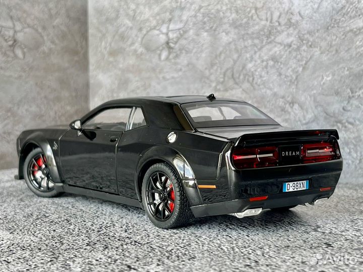 Машинка металлическая Dodge Challenger