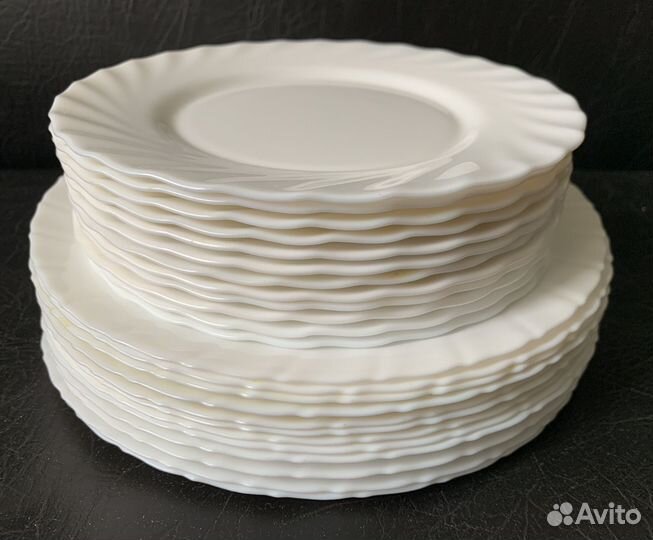 Столовый набор тарелок