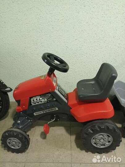 Детский трактор с педалями и прицепом