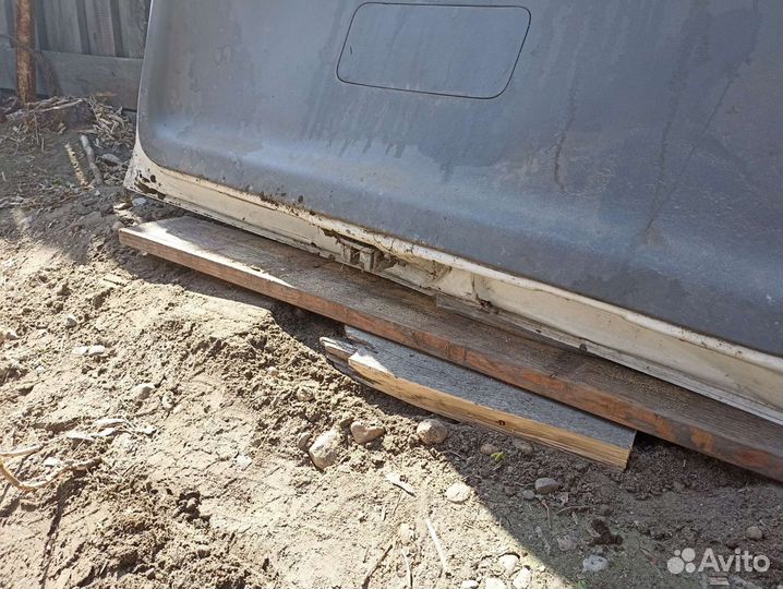 Дверь задная Isis