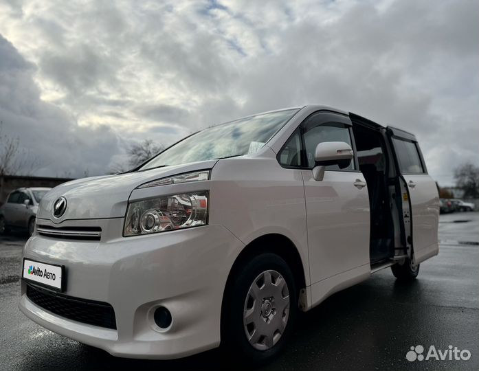 Toyota Voxy 2.0 CVT, 2010, 174 595 км