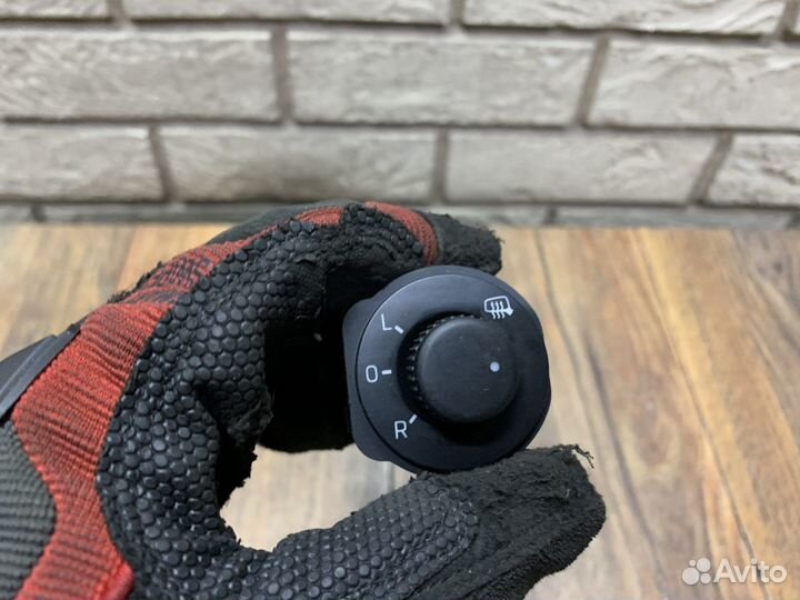 Skoda Yeti Переключатель регулировки зеркала