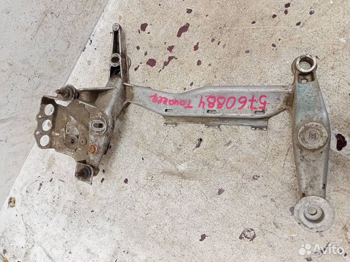 Кронштейн компрессора пневмоподвески 7L0616879