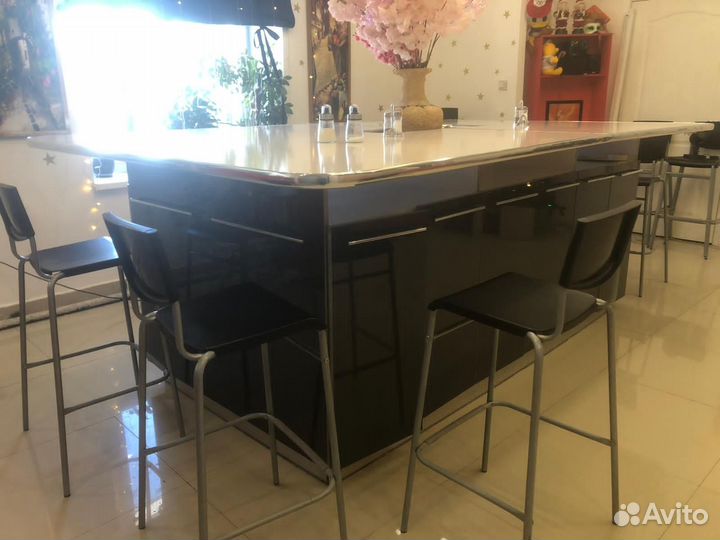 Большой стол и стулья для студии