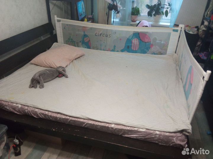 Защитный бортик для взрослой кровати