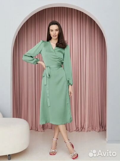 Платье атласное изумрудное новое 42