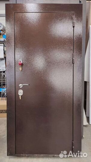 Дверь входная металлическая в квартиру, дом