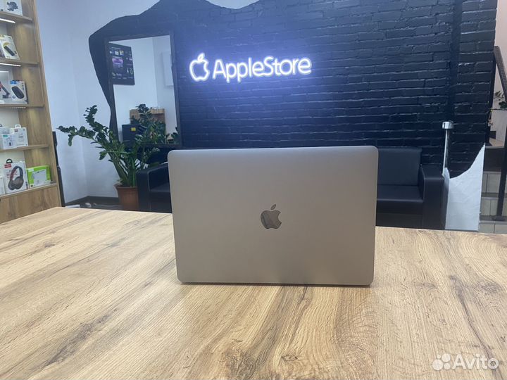 Macbook Pro 13 8/256 gb Space gray