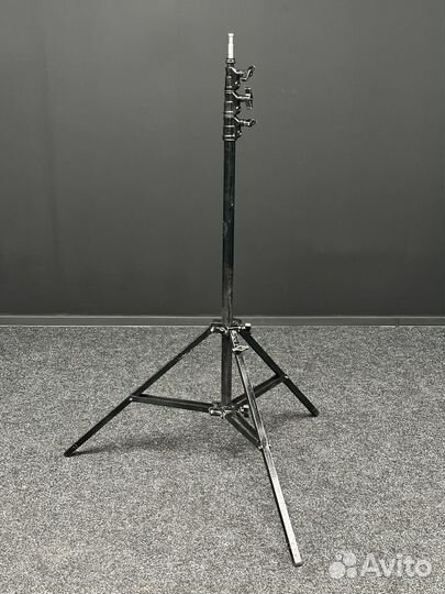 Стойка для света Avenger A0040B