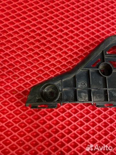 Крепление бампера переднее левое Toyota Camry