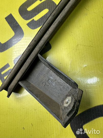 Направляющая правого стекла Hyundai Matrix 8256117