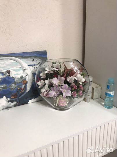 Живые цветы в вазе