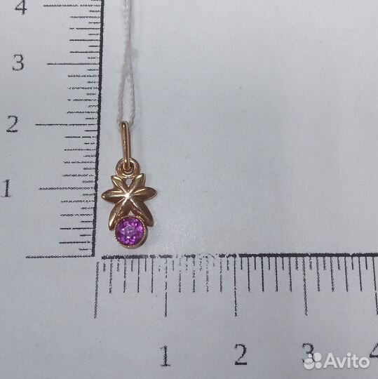 Золотая подвеска с корундом