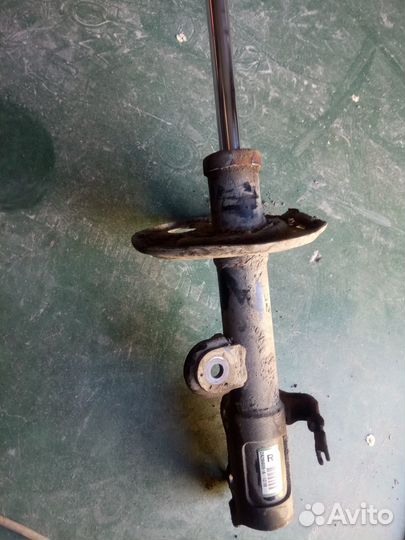 Передняя правая стойка амортизатора Toyota Rav4