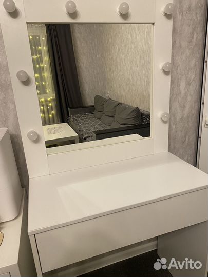 Туалетный столик с зеркалом и подсветкой