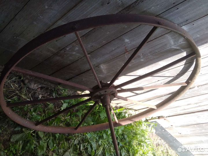 Старинное железное колесо