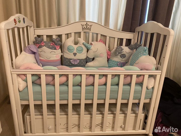 Детская кроватка с маятником и ящиком