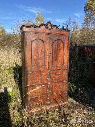 Старинный антикварный шкаф буфет