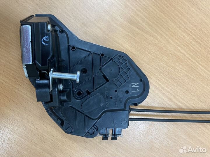 Замок задней правой двери Toyota corolla e180