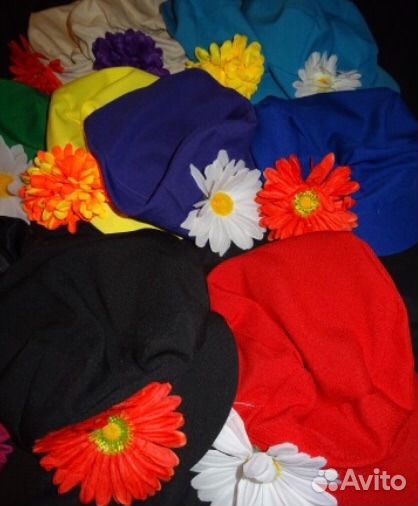 Картузы мужские разных цветов, ложки, трещотки