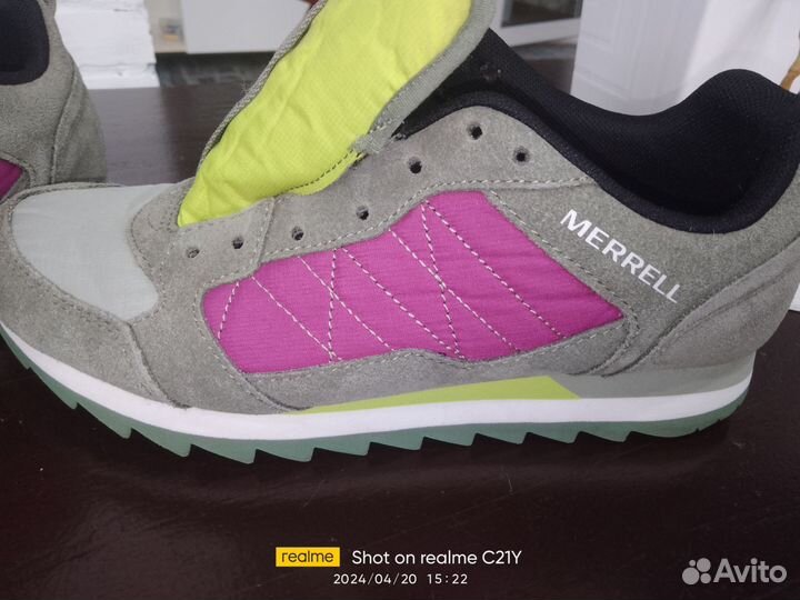 Кроссовки женские