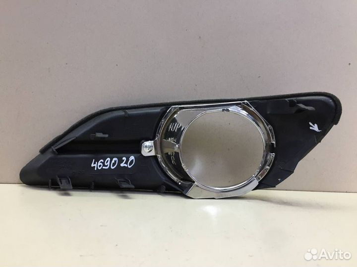 Рамка противотуманной фары правой Toyota Camry V40