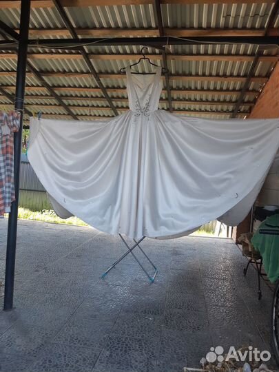 Продаю платье со шлейфом