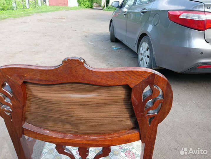 Два старинных стула