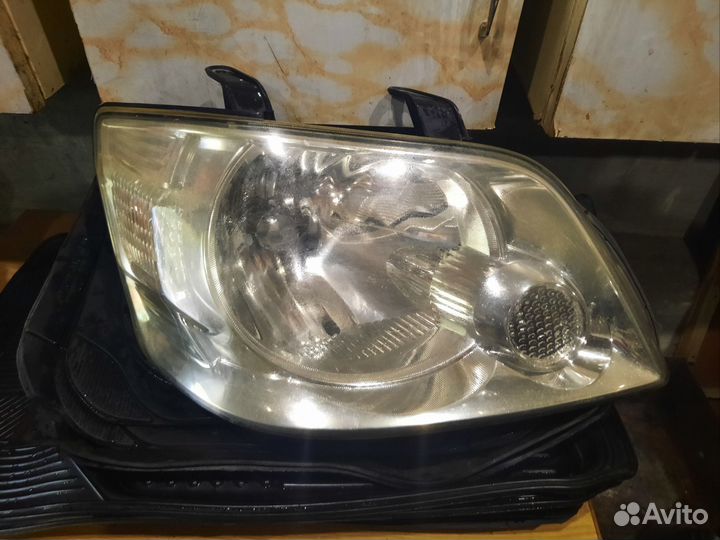 Фара правая,тойота Noah