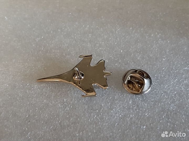 Значок самолёт су-27