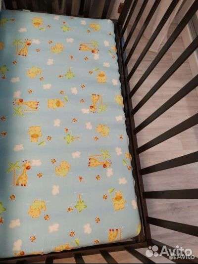 Детская кроватка с маятником и матрасом