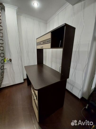 Компьютерный стол с надстройкой для школьника