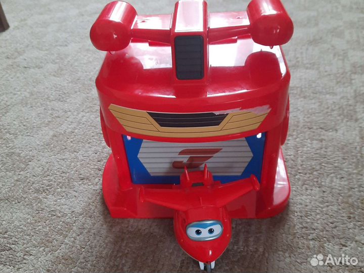 Игрушка с самолетом