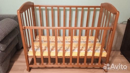 Детская кроватка с маятником