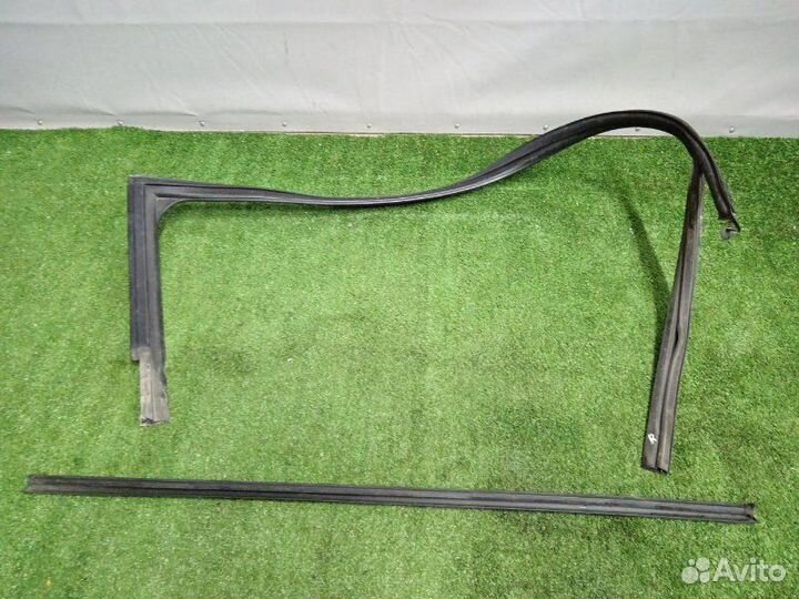 Уплотнитель стекла двери передний правый Audi A1