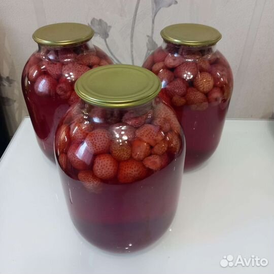 Компот Клубничный.Огурцы маринованные.Чеснок