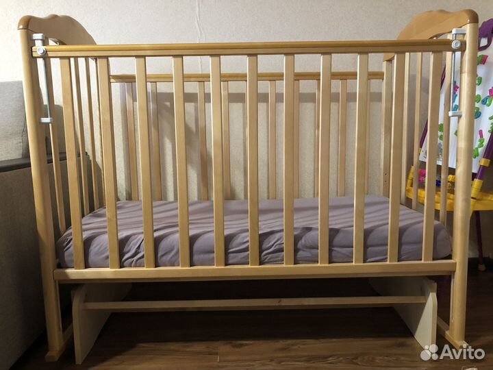 Детская кроватка с маятником